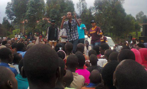 Aha yari arimo aririmba indirimbo Gakoni k'Abakobwa yafatanyije n'umuririmbyi Mavenge Sudi.