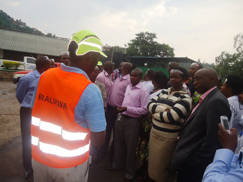 Aha, umukozi wa BRALIRWA yerekanaga bimwe mu bikoresho bifasha mu bwikorezi bw