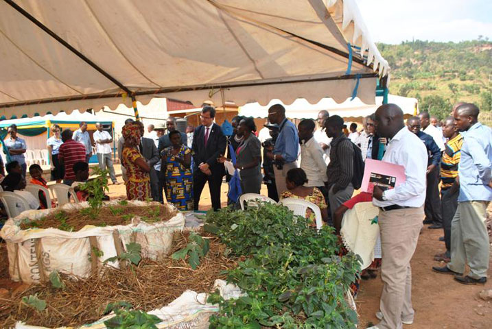 Umuturage asobanurira Bertrand Badré, uko babashije gukora uturima tw'igikoni tubafasha mu mirire yabo.