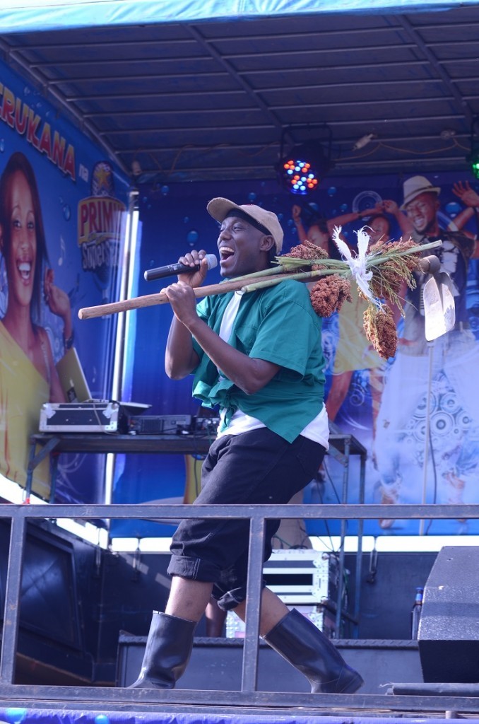 Aha Senderi yaririmbiraga Rwamagana afite isuka iriho amasaka.