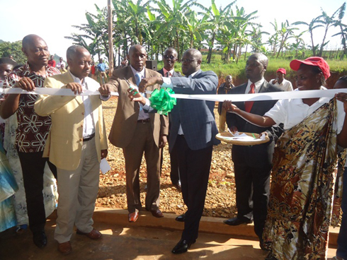 Aha batahaga ku mugaragaro uruganda AGASARO ORGANIC rukora umutobe mu mbuto mu Murenge wa Bushekeri.