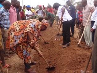 Aha batunganyaga mu nkengero z'inkambi mu rwego rwo kurwanya inkongi.