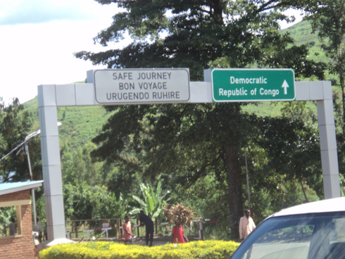 Ku mupaka wa Kamanyura na Bugarama hanyura abaturage bagera ku 2000 buri munsi.