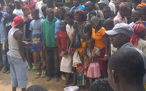 Aha umukecuru yashoye 100 abona amasafuriya 2 arishima cyane.