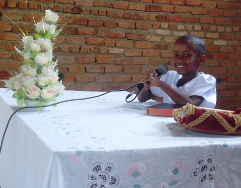 Ahagaze ku ruhimbi, imbere y'Abakristo, Irakoze Odine Light ubona ko ibyo avuga abizi kandi nta bwoba afite.