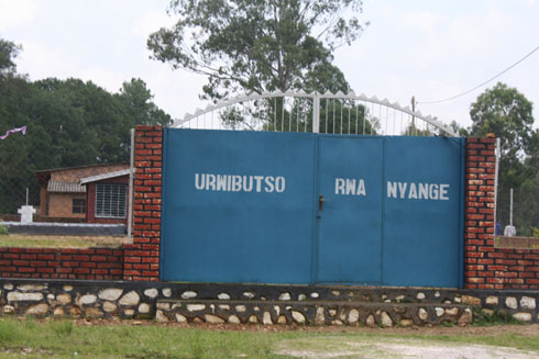 Ahahoze kiliziya ubu hari urwibutso rwa Nyange.