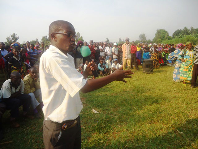 Ahakemangwa serivise, abazishinzwe bahagurutswaga mu ruhame bagatanga ibisobanuro.