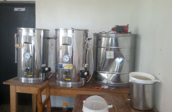 Ahatunganyirizwa ubuki muri urwo ruganda ni hato kuburyo haguwe byarushaho gutuma ubuki bugira ubiziranenge.