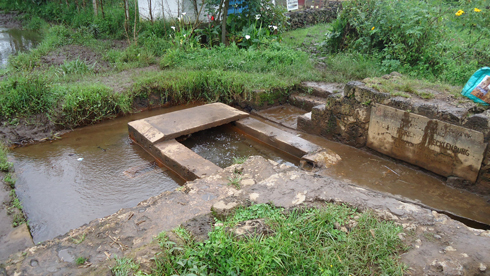 Ahavubuka yo mazi abazungu barahubakiye na sima kugira ngo amazi aturuka mu mugizi witwa Mpenge uri hafi aho utazivanga na yo.