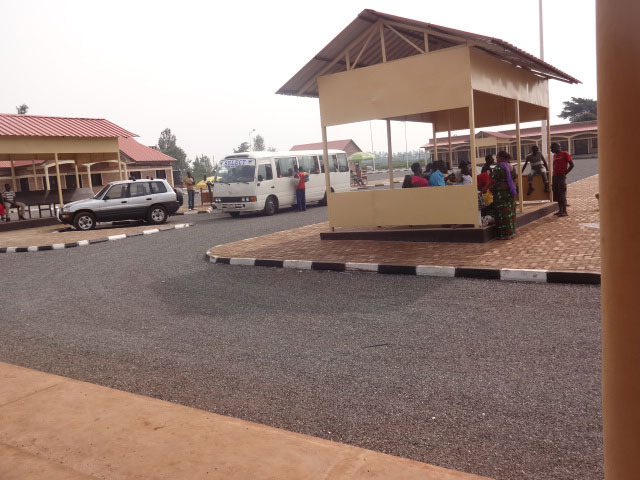 Utuzu abagenzi baruhukiramo bategereje imodoka.