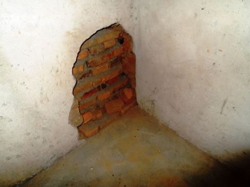 Aho abajura binjiriye banyuze mu rukuta nyir'inzu yarongeye arahasana.