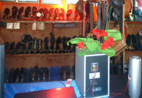 Akora ibikoresho bitandukanye mu ruhu harimo inkweto, ingofero, imikandara n'ibindi.