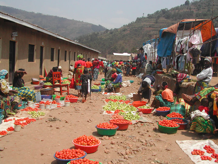 Aha ni mu isoko ryo kuri Base aho abaturage bo mu murenge wa Gashenyi bajya kugurisha imyaka yabo.