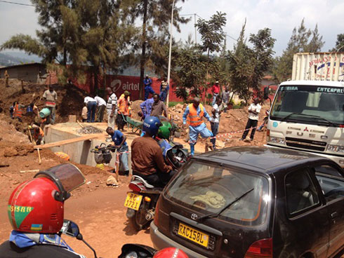 Aho umuhanda wacitse hari gusanwa ku buryo budasanzwe.