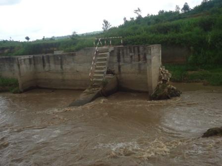 Aho AKABEBYA N'URURUMANZA byisuka mu Mukunguri urugomero rwaracitse.