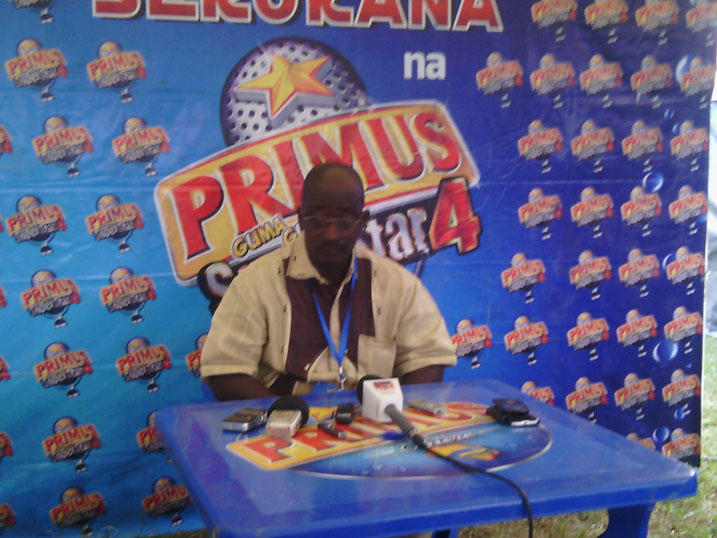 Ukuriye abakemurampaka ba PGGSS, Aimable Twahirwa aganira n'abanyamakuru.