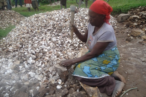 Uyu mukecuru ngo ntabasha gutunda amabuye yinginga abayamuzanira akabona kuyahonda.