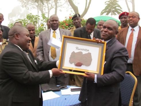 Akarere ka Gicumbi kahaye impano akarere ka Kabare ikarita y