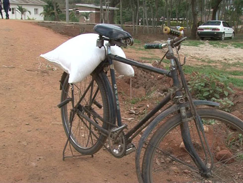 Abanyarwanda bjya Uganda guhaha akawunga.