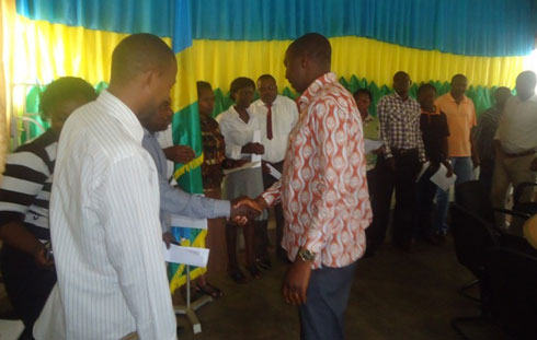 Nyuma y'indahiro, umuyobozi w'akarere yahaye abakozi bose ikaze mu kazi bazakorera mu Ruhango.