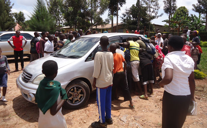 Na nyuma y'igitaramo, abafana be bakomeje kumugenda inyuma bamubwira ko bamushyigikiye.