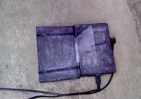 Ako kamashini ngo barakabumbura bagashyira mo ibikoresho byose bisabwa ubundi bagacomeka ku muriro bakigana gukora amafaranga.