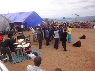 Abagize Alarme Ministries basengera abari mu nkambi ya Kiyanzi.