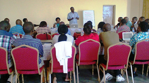 Albert Baudouin Twizeyimana wa Pax Press (uhagaze) arimo guhugura abanyamakuru.