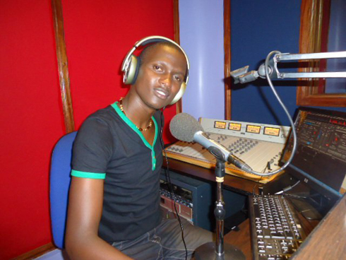 Ally Soudy muri studio za radio Isango Star.