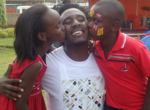 Alpha asanzwe akunda abana.