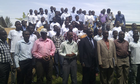 Alphonse Bakusi mu ifoto y'urwibutso n'intore za Rwamagana.