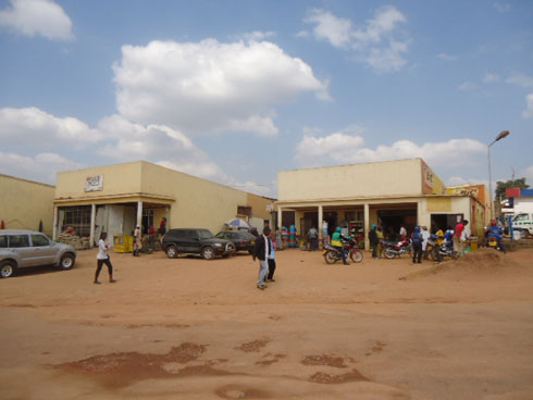 Amaduka yo mu mugi rwagati ntiyafunzwe kuko ba nyira yo batanze igihe bazatangira kuyavugururira.