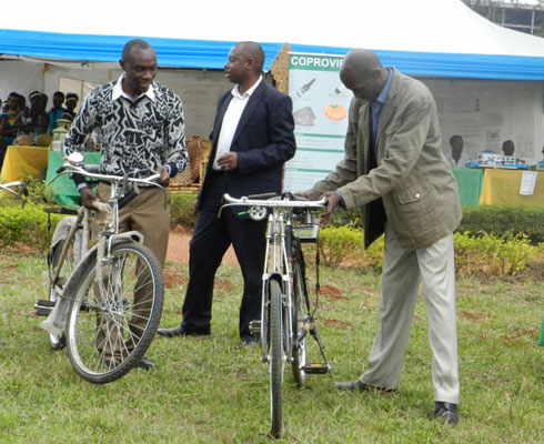 Amagari bahawe ni azabafasha kwihutisha service(Bamwe mu bakozi bakorera ku karere nabo bahawe amagari).