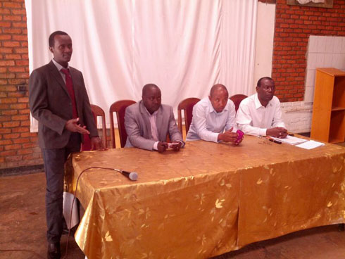 Umuyobozi wa Kigali Today, Jean Charles Kanamugire (uhagaze), atangiza ku mugaragaro amahugurwa yagenewe abanyabukorikori. 