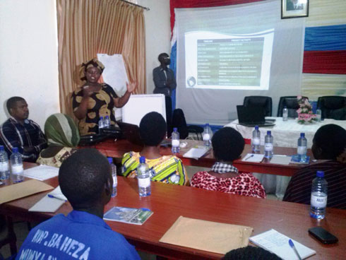 Abasanzwe bakora isuku mu mujyi wa Karongi bahawe amahugurwa ku ikoreshwa ry'ikimoteri.