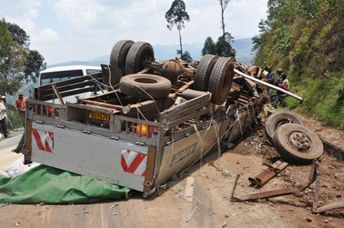 Amapine yayo nayo yacitse arambarara ku ruhande.