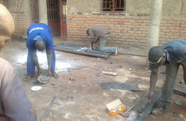 Amashanyarazi ngo yatumye bihangira umurimo wo gusudira byorohereza abubatsi kubona inzugi z'ibyuma hafi.