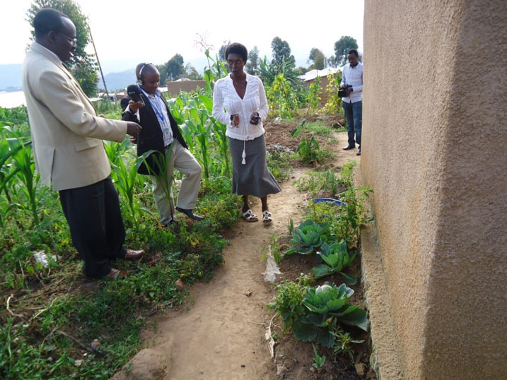 Amashu atatu niyo baberetse nk'akarima k'igikoni k'umuturage.