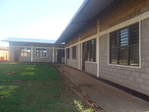 Amashuri bubatse agiye kumara umwaka yigirwamo nyamara bo ntibarahembwa.