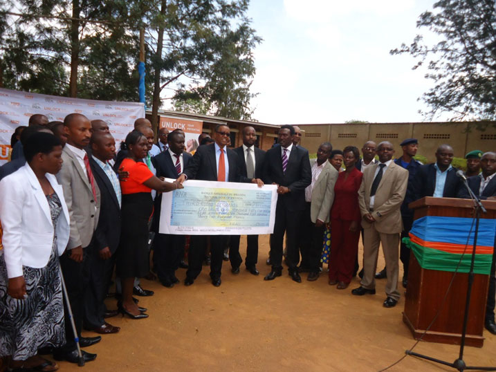 Amashuri 33 yo mu karere ka Bugesera yahawe inkunga mu mushinga Skills Development Fund ashyikiriza sheke ya miliyari 1 na miliyoni 350.