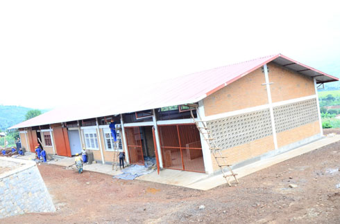 Amashuri yubakwa na SWISSCONTACT agiye kuzura.