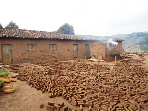 Amatafari ahiye ni yo yifashishwa mu kubaka ibyumba bizasimbura ibishaje.