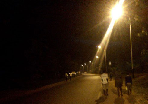 Leta y'u Rwanda ngo ifite gahunda yo gusakaza amashanyarazi henshi hashoboka ku buryo abaturage babasha kugenda no gukora ibyabo no mu masaha y'ijoro.