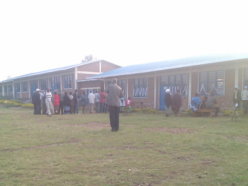 Isaha yo gutangira gutora yageze hari abaturage bageze ku murongo.