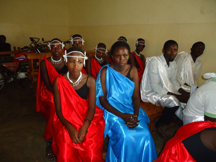 Amatorero abyina indirimbo gakondo niyo yari yigajye mu berekenaga impano.