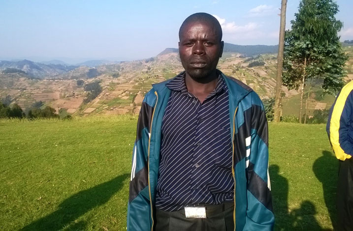 Amatungo ye yishwe ngo ni yo yakuragaho mituweli, none akaba yifuza ko abayishe bakanamusenyera bakurikiranwa.