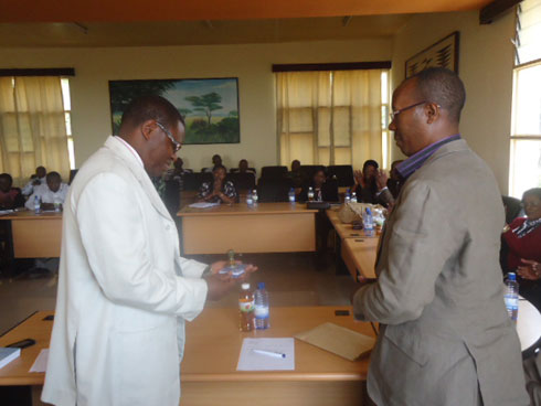 Dr. Ndikumana amaze gutorerwa kuba perezida wa njyanama, habayeho ihererekanyabubasha na Visi perezida wari wasigaye ayobora Inama njyanama by