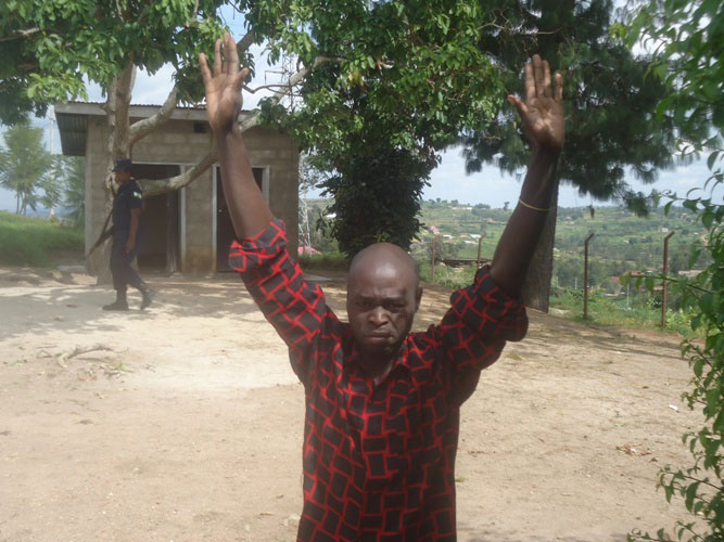 Amaze kurekurwa nyuma yo guta ibikoresho bye mu musarane yarapfukamye arasenga avuga ko agiye kwihingira inyanya.