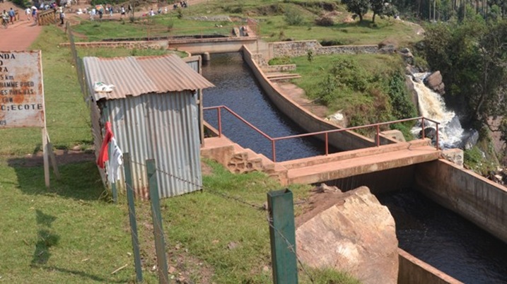 Amazi ava mu gishanga cya Rugezi anyura ku rusumo ruri mu murenge wa Butaro akiroha mu kiyaga cya Burera.