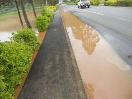 Amazi yageze mu muhanda.